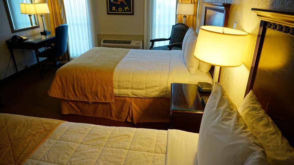 Ramada By Wyndham Wichita Airport Hotel Luaran gambar