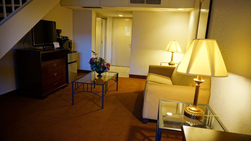 Ramada By Wyndham Wichita Airport Hotel Luaran gambar