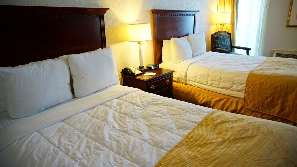 Ramada By Wyndham Wichita Airport Hotel Luaran gambar