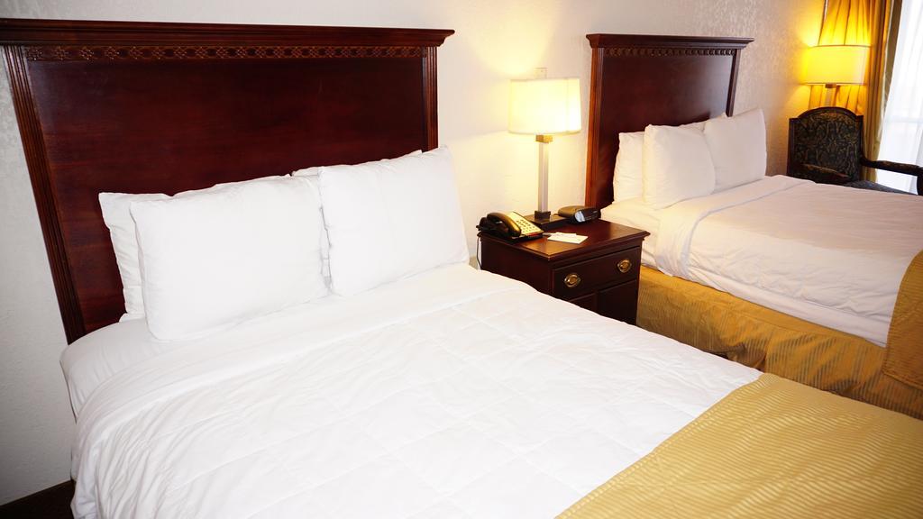 Ramada By Wyndham Wichita Airport Hotel Luaran gambar