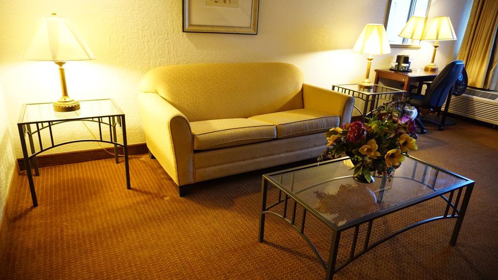Ramada By Wyndham Wichita Airport Hotel Luaran gambar