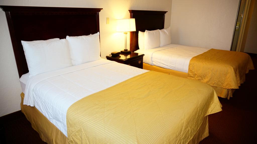 Ramada By Wyndham Wichita Airport Hotel Bilik gambar