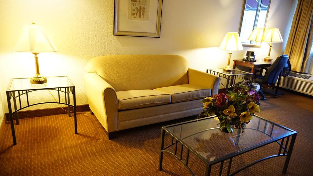 Ramada By Wyndham Wichita Airport Hotel Luaran gambar