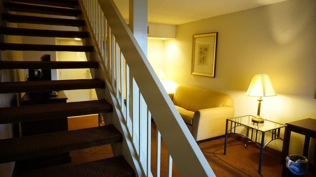 Ramada By Wyndham Wichita Airport Hotel Luaran gambar