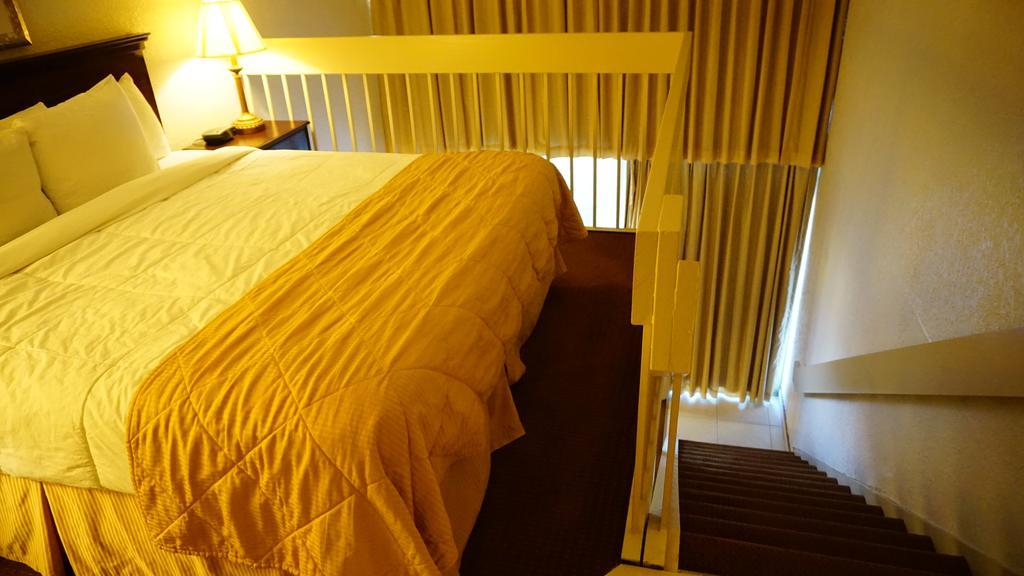 Ramada By Wyndham Wichita Airport Hotel Luaran gambar