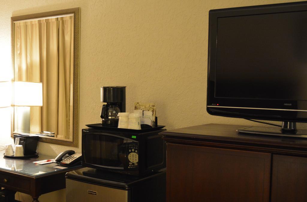 Ramada By Wyndham Wichita Airport Hotel Luaran gambar