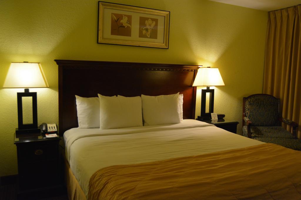 Ramada By Wyndham Wichita Airport Hotel Luaran gambar