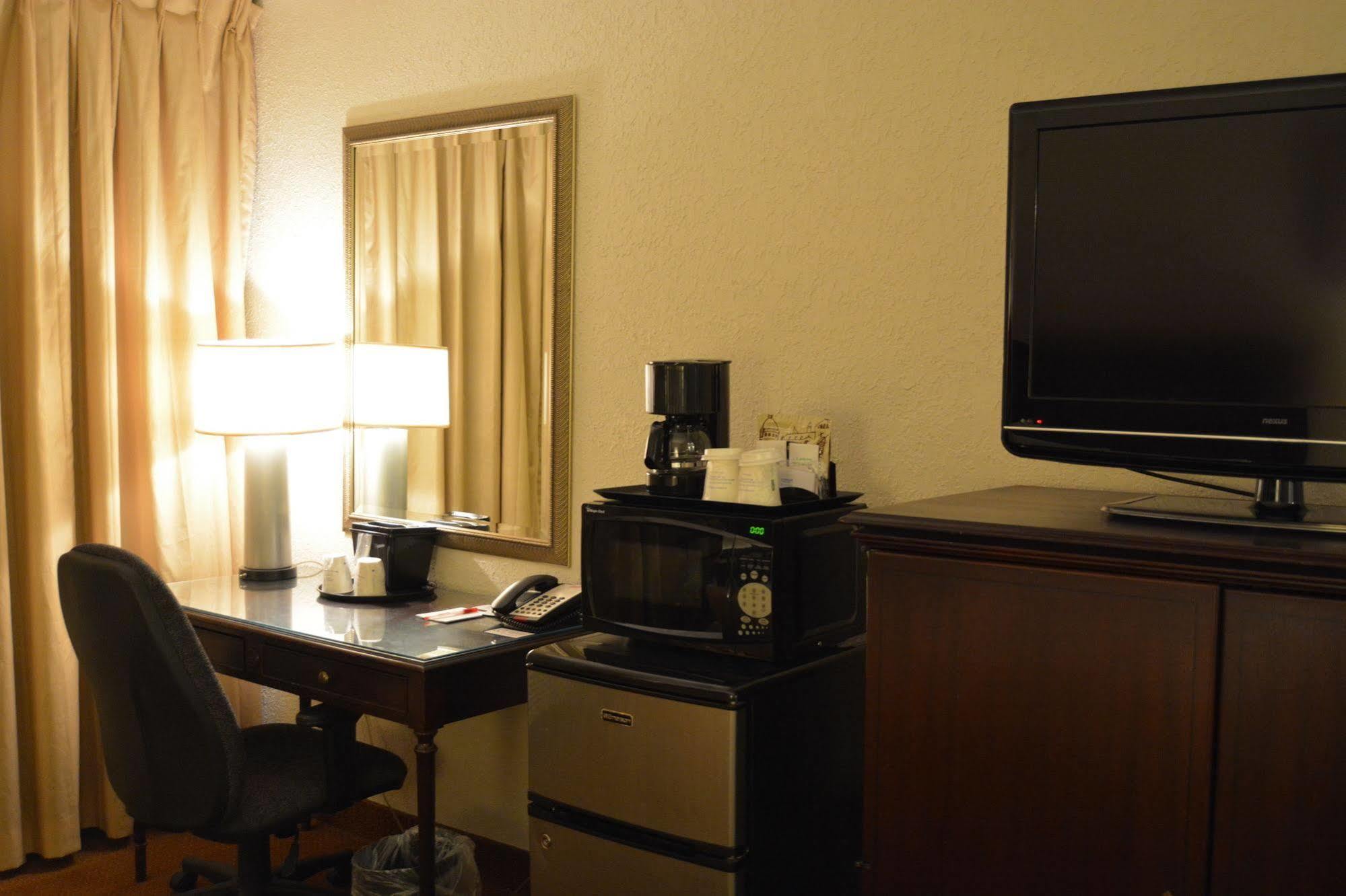 Ramada By Wyndham Wichita Airport Hotel Luaran gambar