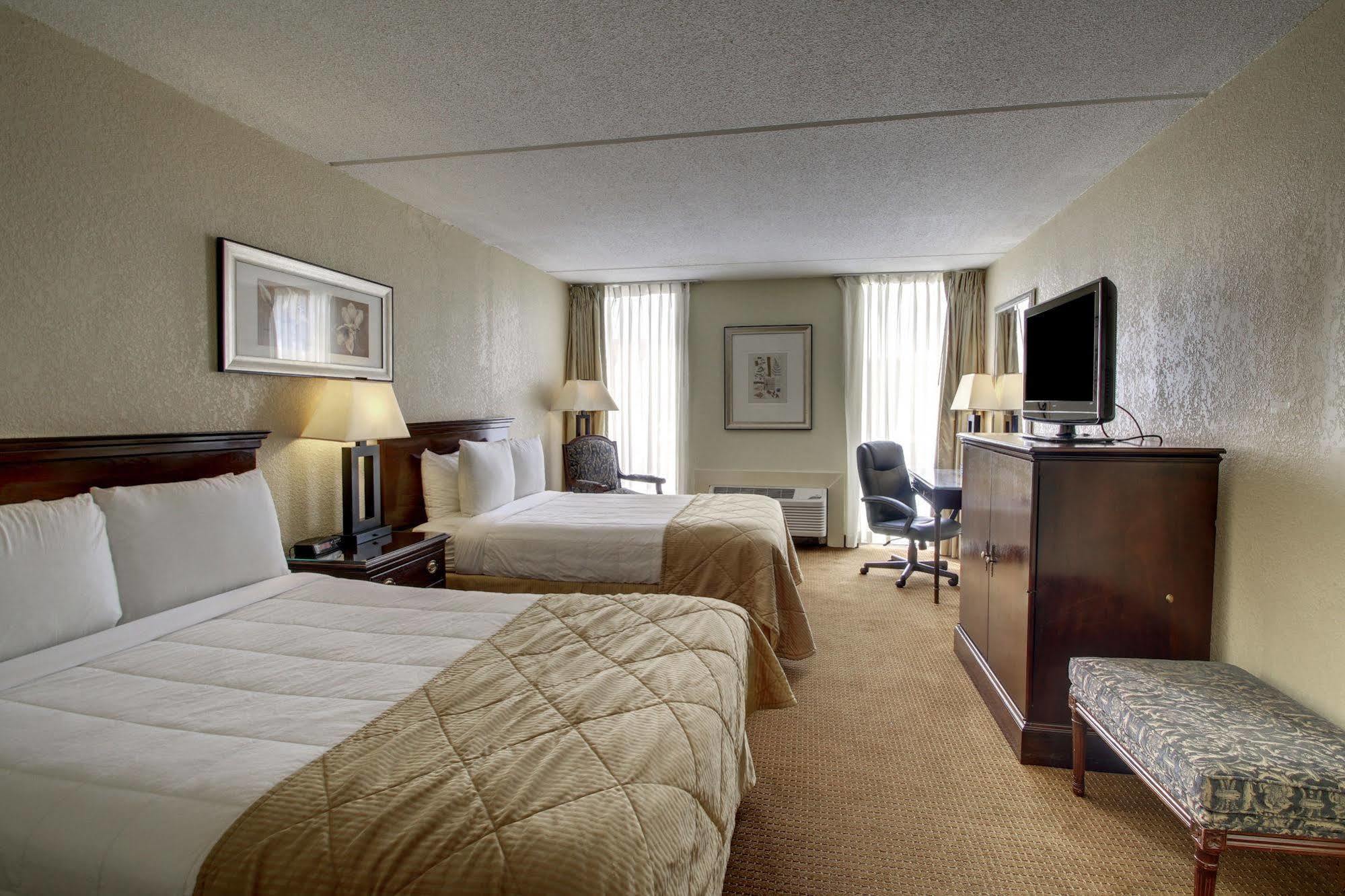 Ramada By Wyndham Wichita Airport Hotel Luaran gambar