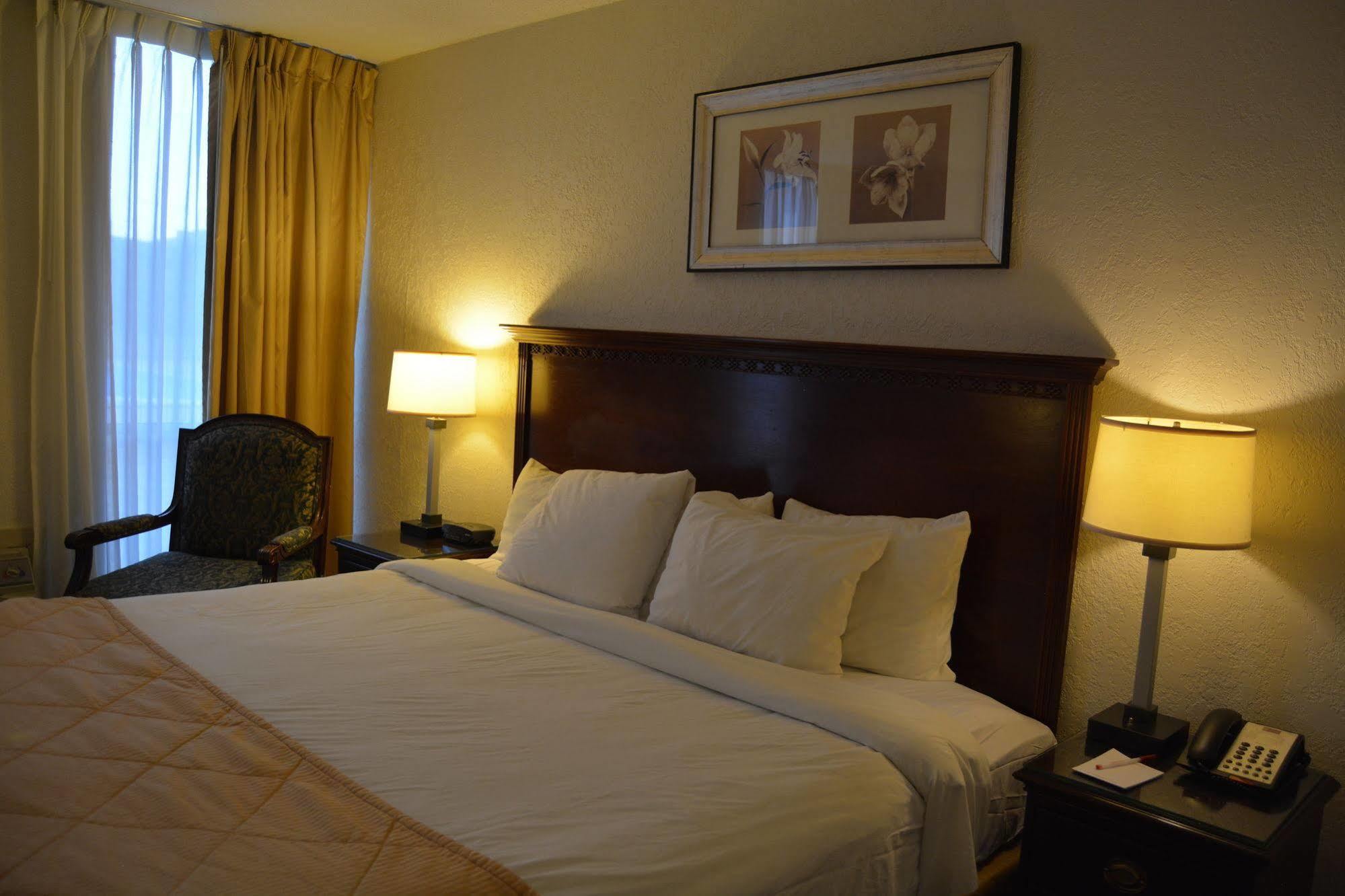 Ramada By Wyndham Wichita Airport Hotel Luaran gambar