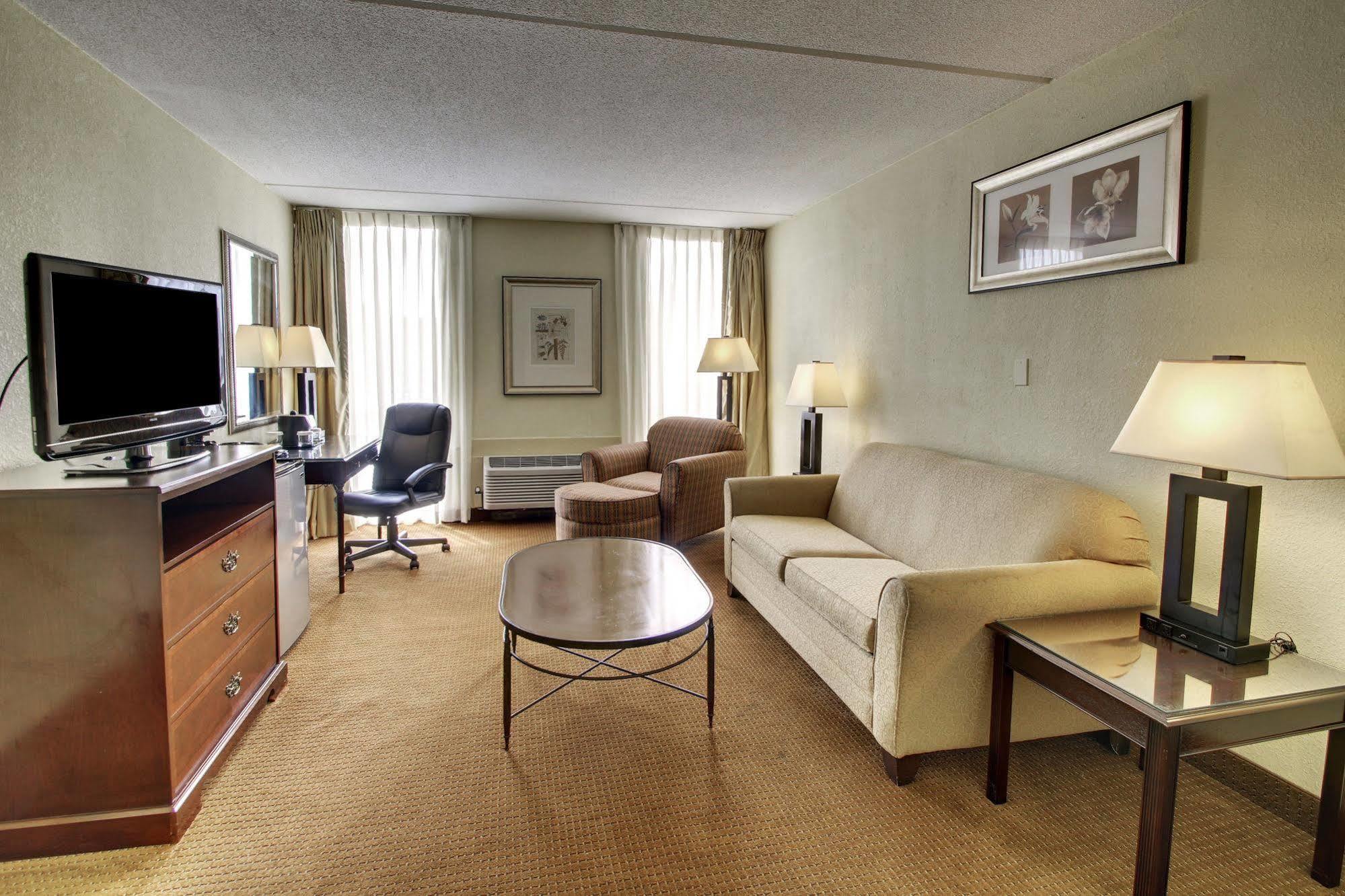 Ramada By Wyndham Wichita Airport Hotel Luaran gambar