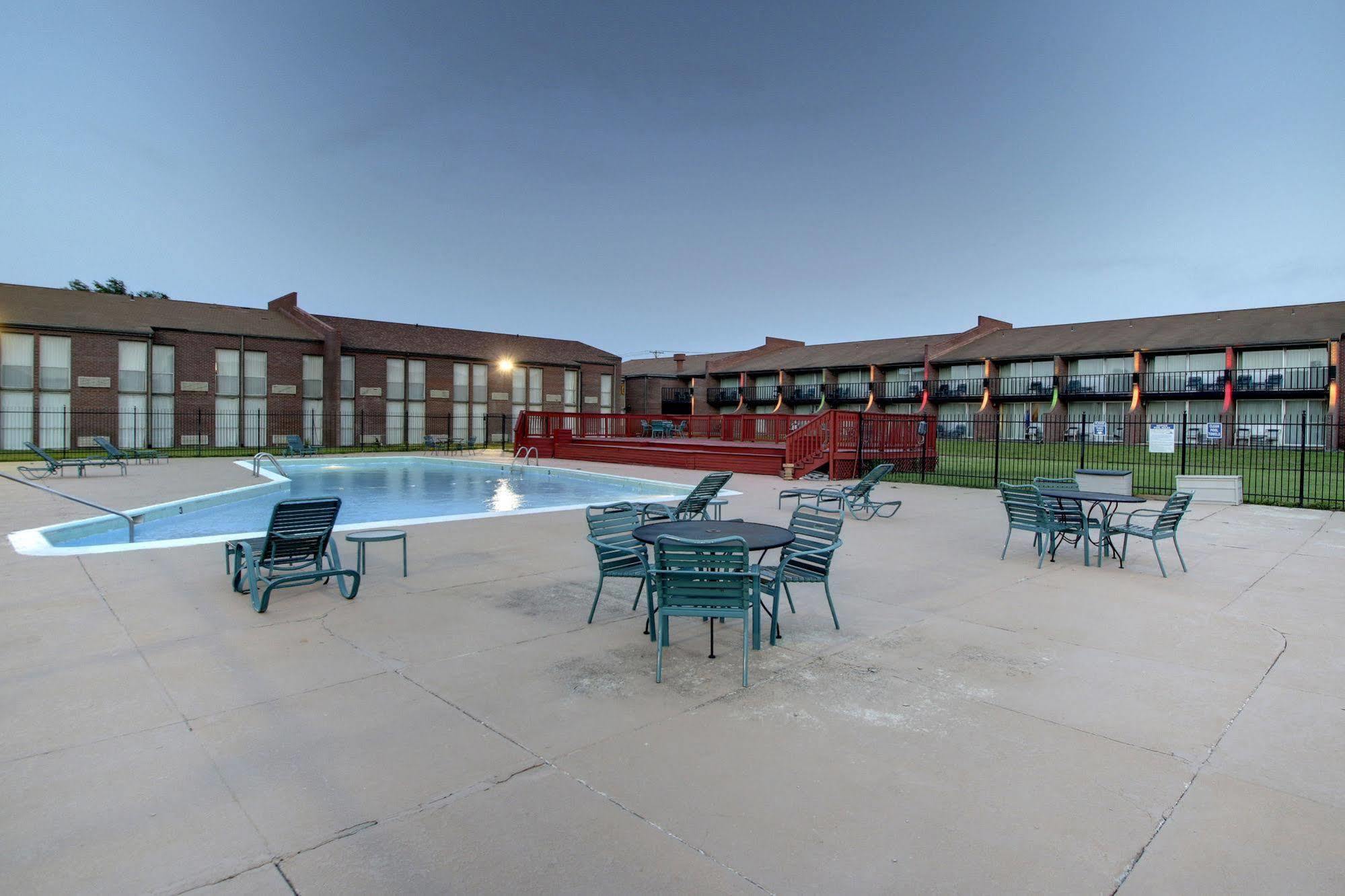 Ramada By Wyndham Wichita Airport Hotel Luaran gambar